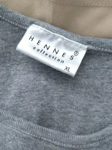 Dvě minimálně nošená pružná tílka 13