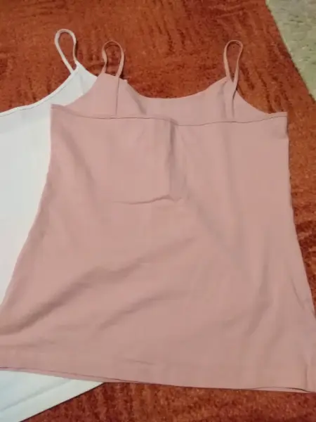 Dvě minimálně nošená pružná tílka 2