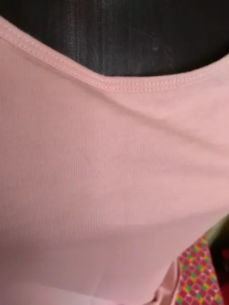 Dvě minimálně nošená pružná tílka 4