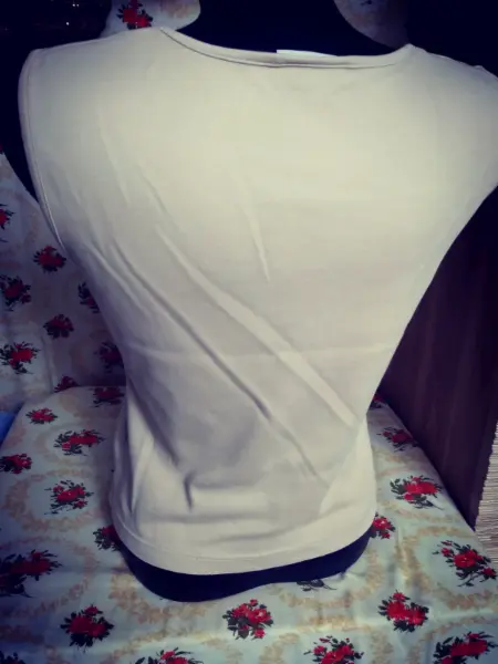 Dvě minimálně nošená pružná tílka 10