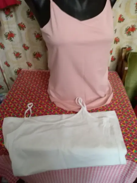 Dvě minimálně nošená pružná tílka 3