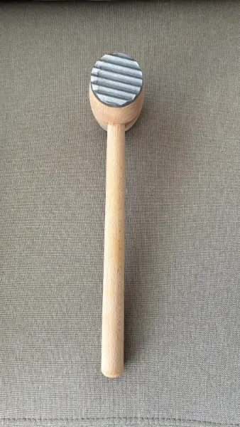 Oboustranná palička na maso s dřevěnou rukojetí 2