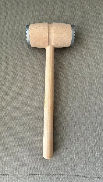 Oboustranná palička na maso s dřevěnou rukojetí