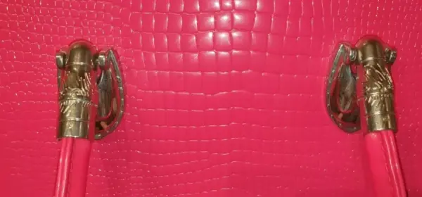 Elegantní růžová kabelka s kovovými detaily 6