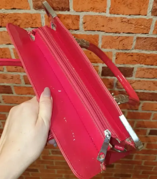 Elegantní růžová kabelka s kovovými detaily 7