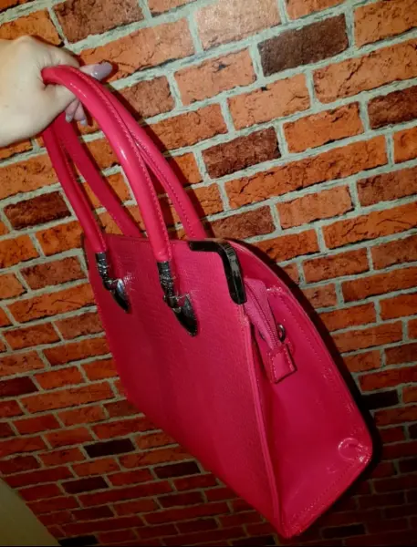 Elegantní růžová kabelka s kovovými detaily 3