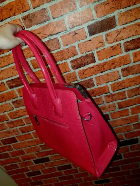 Elegantní růžová kabelka s kovovými detaily 4