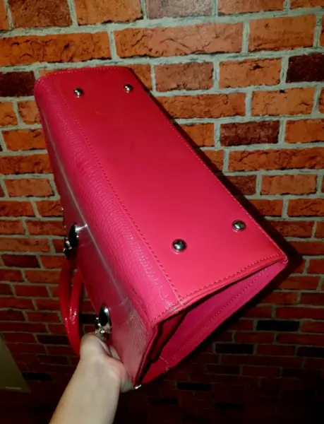 Elegantní růžová kabelka s kovovými detaily 9
