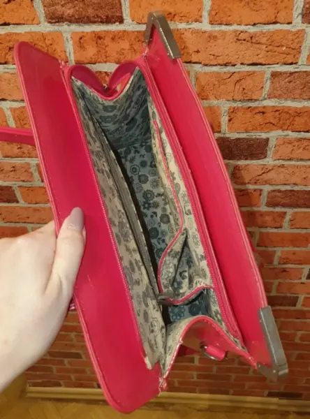 Elegantní růžová kabelka s kovovými detaily 8