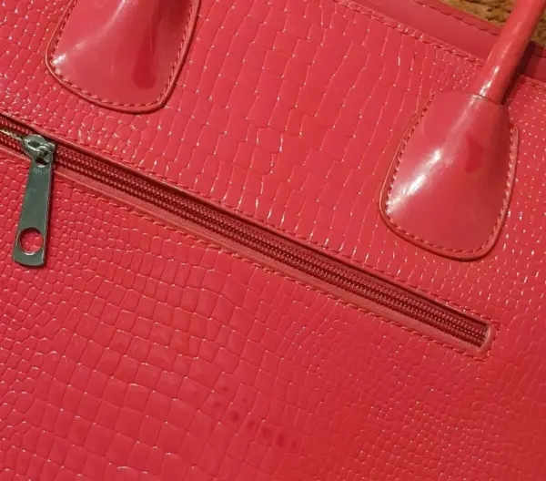 Elegantní růžová kabelka s kovovými detaily 10