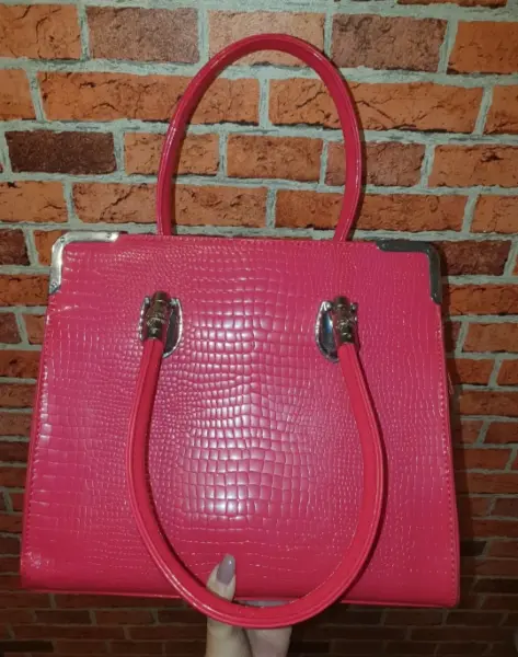Elegantní růžová kabelka s kovovými detaily 5