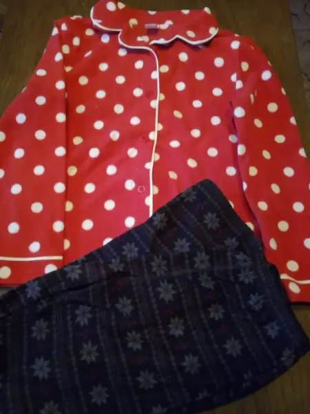 Dětské flísové pyžamo s puntíky