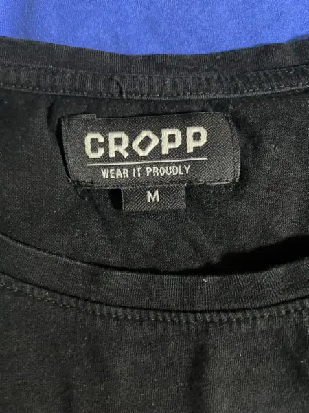Černé tričko Cropp s nápisem 3