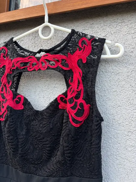 Černé šaty Bodyflirt s krajkou a červeným zdobením 3
