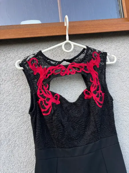 Černé šaty Bodyflirt s krajkou a červeným zdobením 2