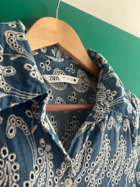 Modré košilové šaty Zara s výšivkou 5