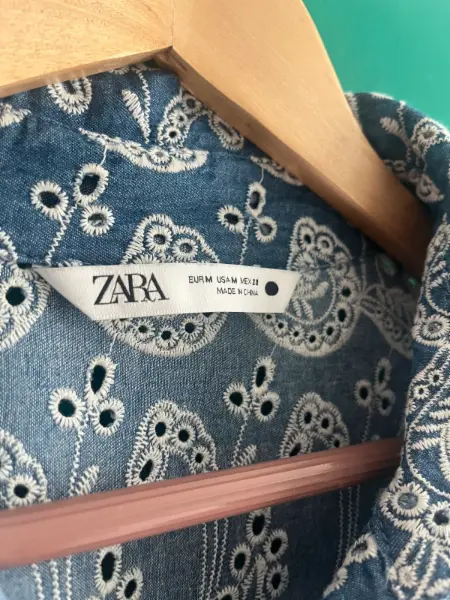 Modré košilové šaty Zara s výšivkou 6