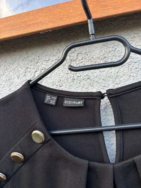 Černé šaty Bodyflirt se zlatými knoflíky 3