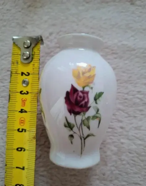 Porcelánová vázička s motivem růží