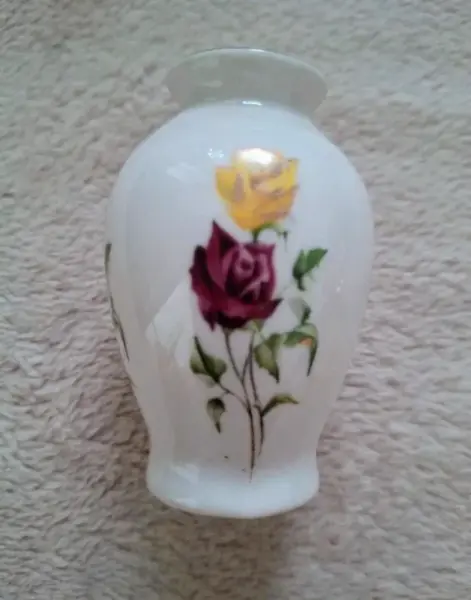 Porcelánová vázička s motivem růží 2