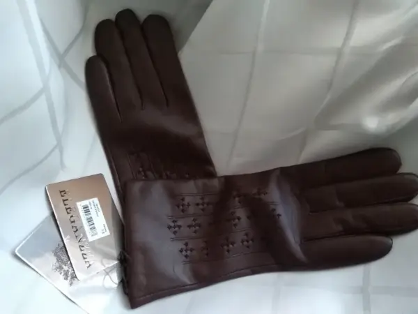 Kožená značková kabelka a kožené rukavice 11