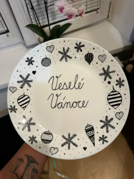 Vánoční talíř s motivem vloček a ozdob