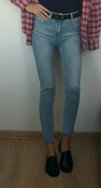 Světle modré džíny Bershka s dírou na koleni