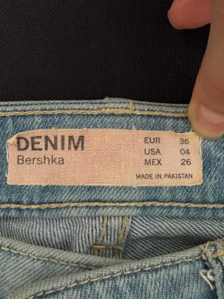 Světle modré džíny Bershka s dírou na koleni 4