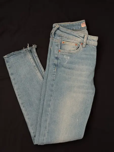 Světle modré džíny Bershka s dírou na koleni 5