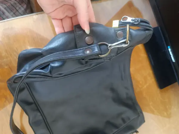 Černá pánská praktická taška přes rameno 6