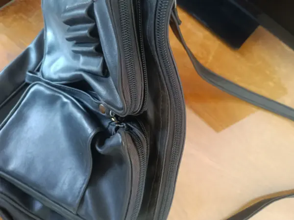 Černá pánská praktická taška přes rameno 3