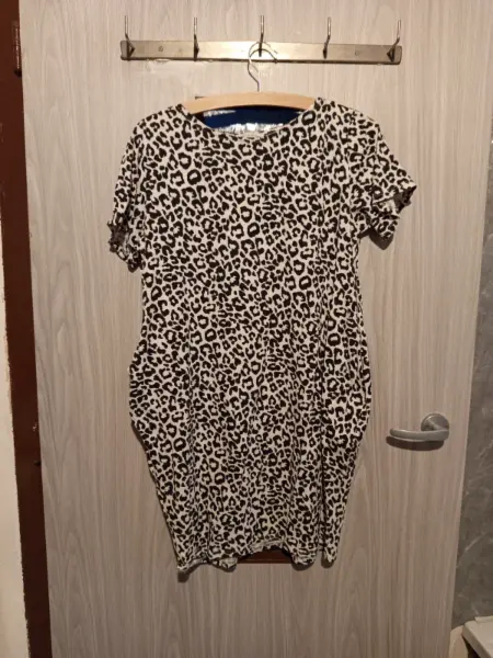 Dámské šaty s leopardím vzorem