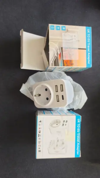 Cestovní adaptér UK do EU s USB porty