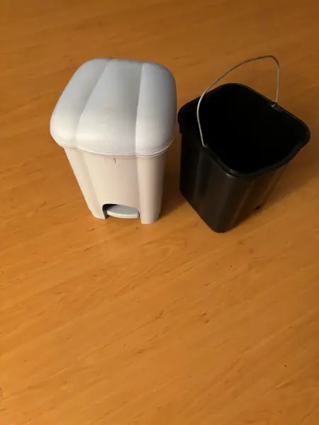 Nášlapný odpadkový koš s vyjímatelnou vnitřní nádobou