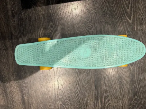 Tyrkysový skateboard Penny board