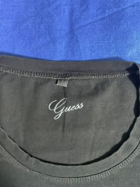 Černé dámské tričko Guess 4