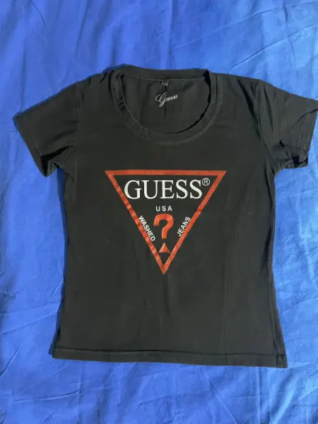 Černé dámské tričko Guess 2