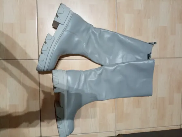 Šedé vysoké kozačky na platformě 2