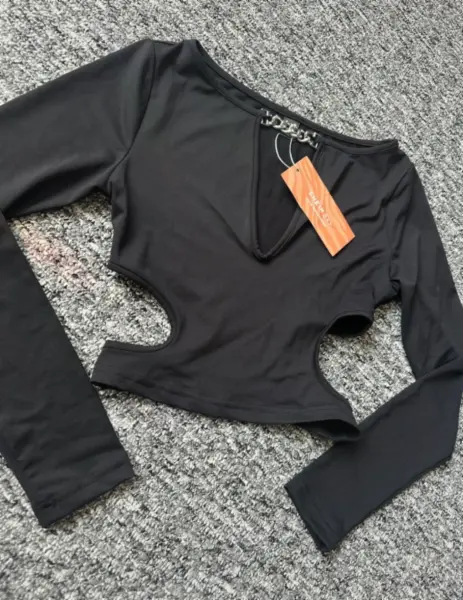 Černý top SHEIN SXY s řetízkem a výřezy