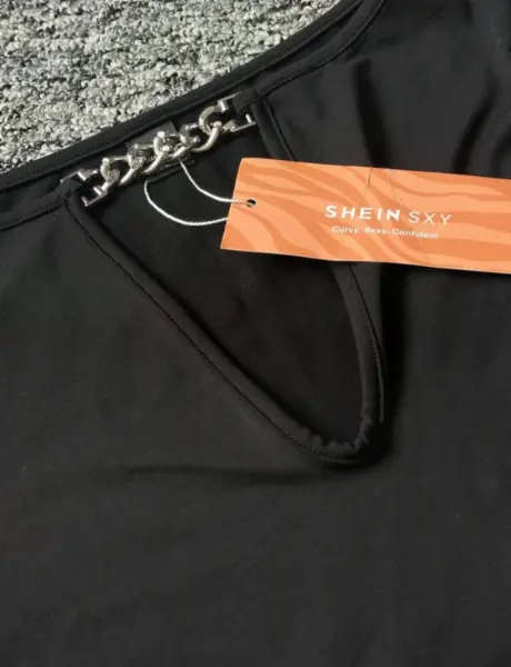 Černý top SHEIN SXY s řetízkem a výřezy 2