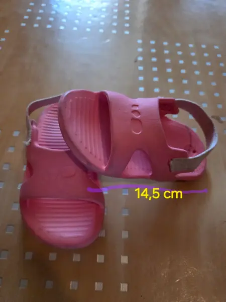 Růžové dětské sandály