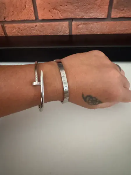Sada dvou stříbrných náramků Cartier 8