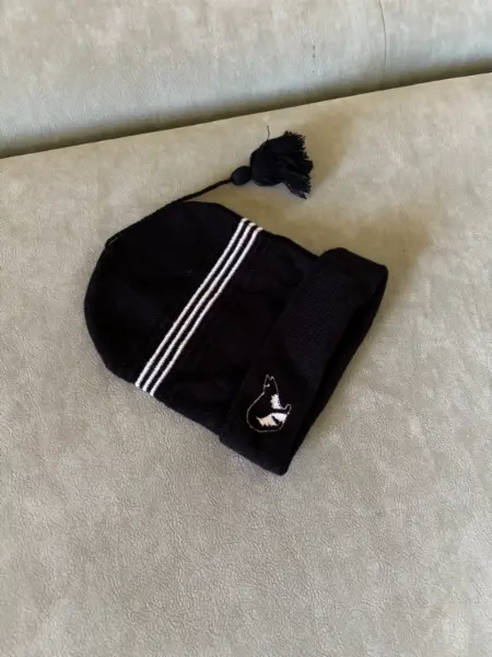 Černá pletená čepice s bambulí a motivem zvířete 2