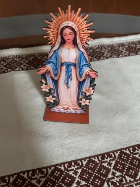 Dřevěná dekorativní soška Panny Marie