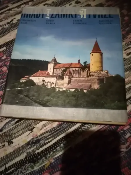 Hrady, zámky a tvrze.