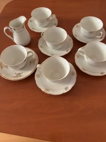 Porcelánová čajová souprava se zlatým dekorem 3