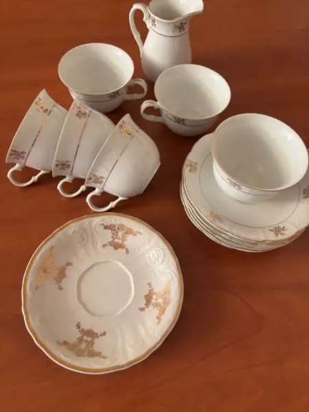 Porcelánová čajová souprava se zlatým dekorem