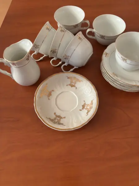 Porcelánová čajová souprava se zlatým dekorem 2