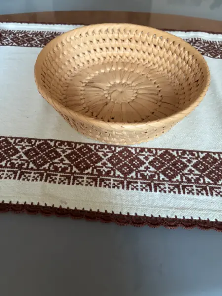Ručně pletený proutěný košík