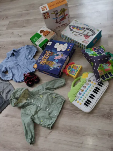 Sada dětských hraček a oblečení - mix